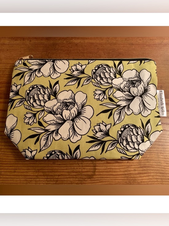 Elizabeth Arden Handbags - Elizabeth Arden Cosmetic Bag